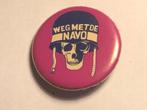 Metalen WEG MET DE NAVO Button (Paars/Blauw/Wit)., Verzamelen, Speldjes, Pins en Buttons, Verzenden, Zo goed als nieuw, Overige onderwerpen