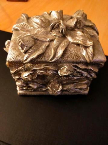 Vintage Sieradendoosje met Bloemen beschikbaar voor biedingen