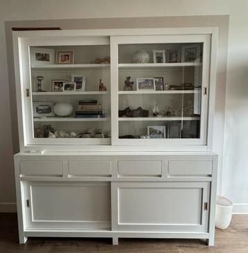 Mooie witte (9010) buffet/vitrinekast beschikbaar voor biedingen