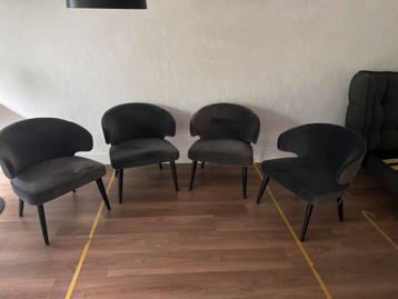 Vier Minotti Aston eetkamerstoelen beschikbaar voor biedingen