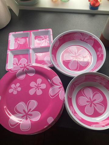 Plastic servies roze bordjes schaaltjes diepe borden beschikbaar voor biedingen