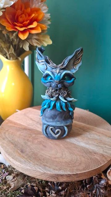 Fantasie chinchilla-konijn totempje sculptuur beschikbaar voor biedingen