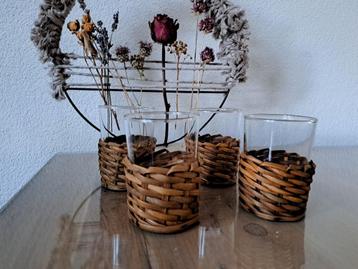 Vintage theeglazen sapglazen met rotan houder 4 stuks  beschikbaar voor biedingen