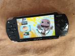 PSP 2000 - Ostent OS batterij - 64GB SD + adapter + lader, Spelcomputers en Games, Ophalen of Verzenden, Refurbished, Met games