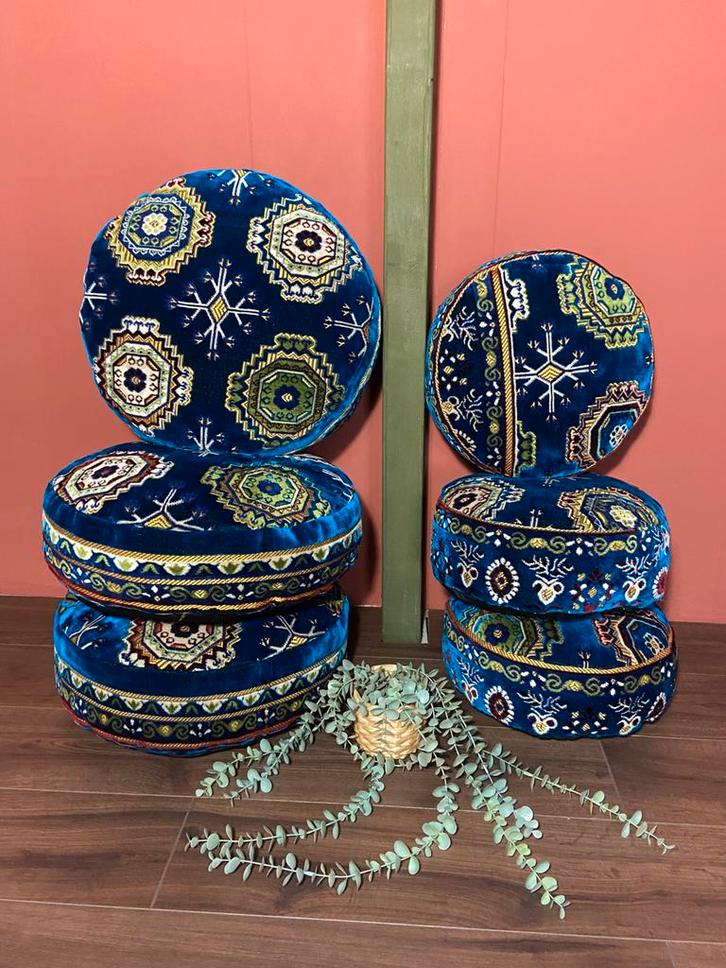 Handgemaakte vloerkussen / lounge kussens / lage poefjes, Huis en Inrichting, Banken | Voetenbanken en Poefen, Nieuw, 50 tot 75 cm