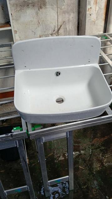 kunststof wastafel beschikbaar voor biedingen