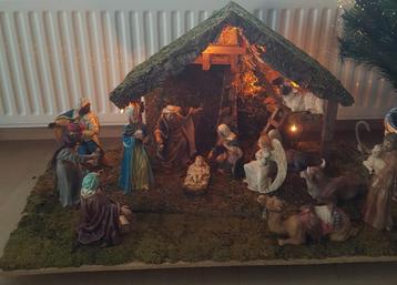 Mooie Kerststal met Figuren beschikbaar voor biedingen