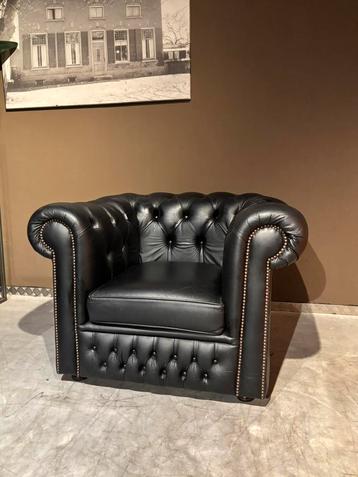 Orginele Engelse Chesterfield Clubfauteuil izgs beschikbaar voor biedingen