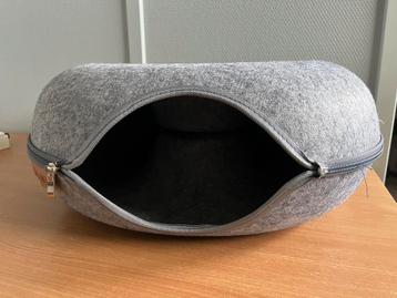 Kattenmand ‘donut’ grijs vilt beschikbaar voor biedingen