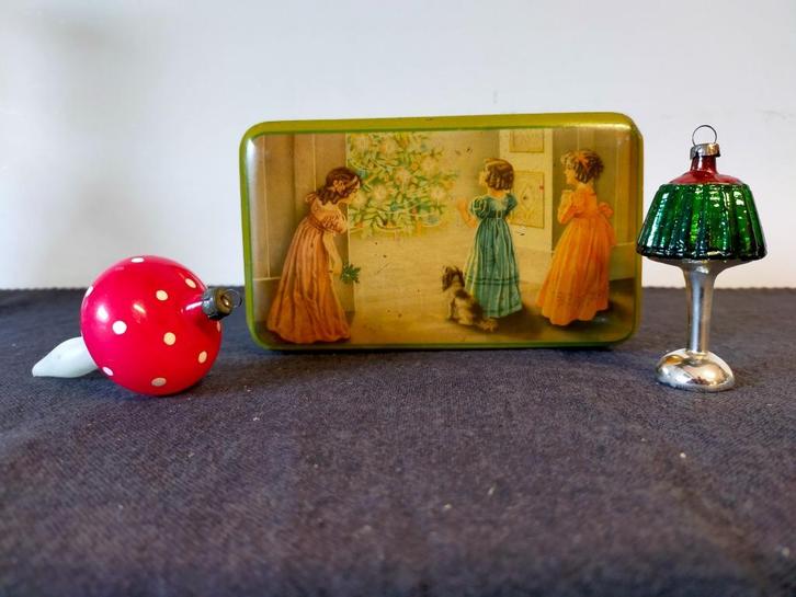 2 ANTIEKE KERSTBALLEN MET EEN OUD KERSTBLIK, Diversen, Kerst, Gebruikt, Ophalen of Verzenden