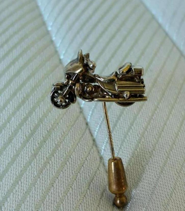Harley Davidson Reversspeld Speld verguld., Verzamelen, Speldjes, Pins en Buttons, Zo goed als nieuw, Transport, Ophalen of Verzenden