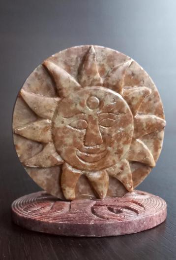 Fraai beeldje van een zonnegod of zonnesymbool, uit steen beschikbaar voor biedingen