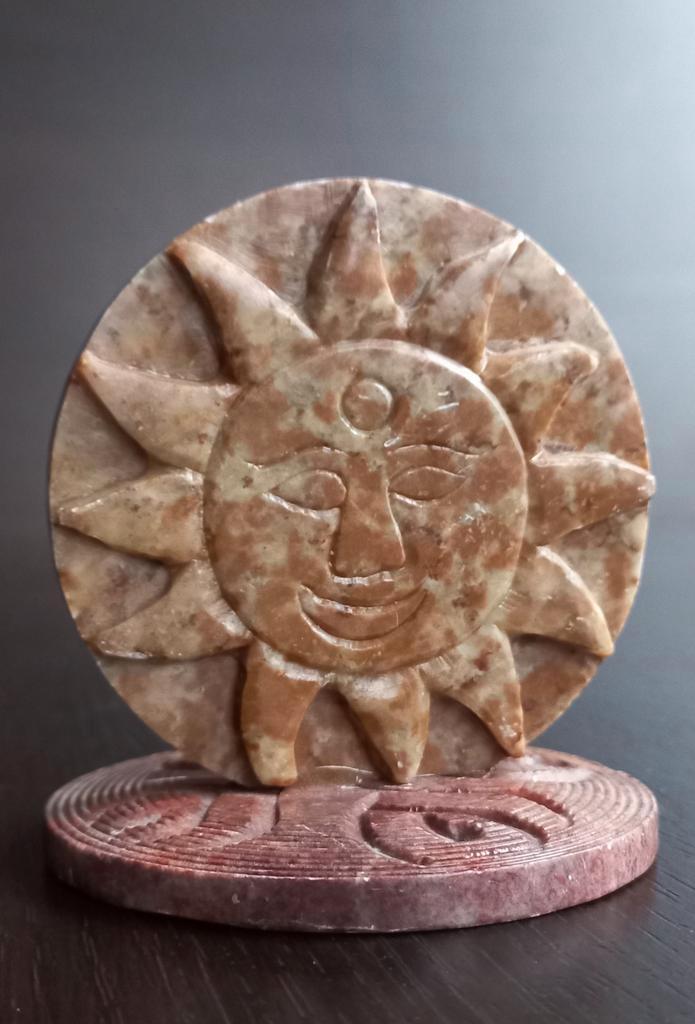 Fraai beeldje van een zonnegod of zonnesymbool, uit steen, Verzamelen, Beelden en Beeldjes, Ophalen of Verzenden