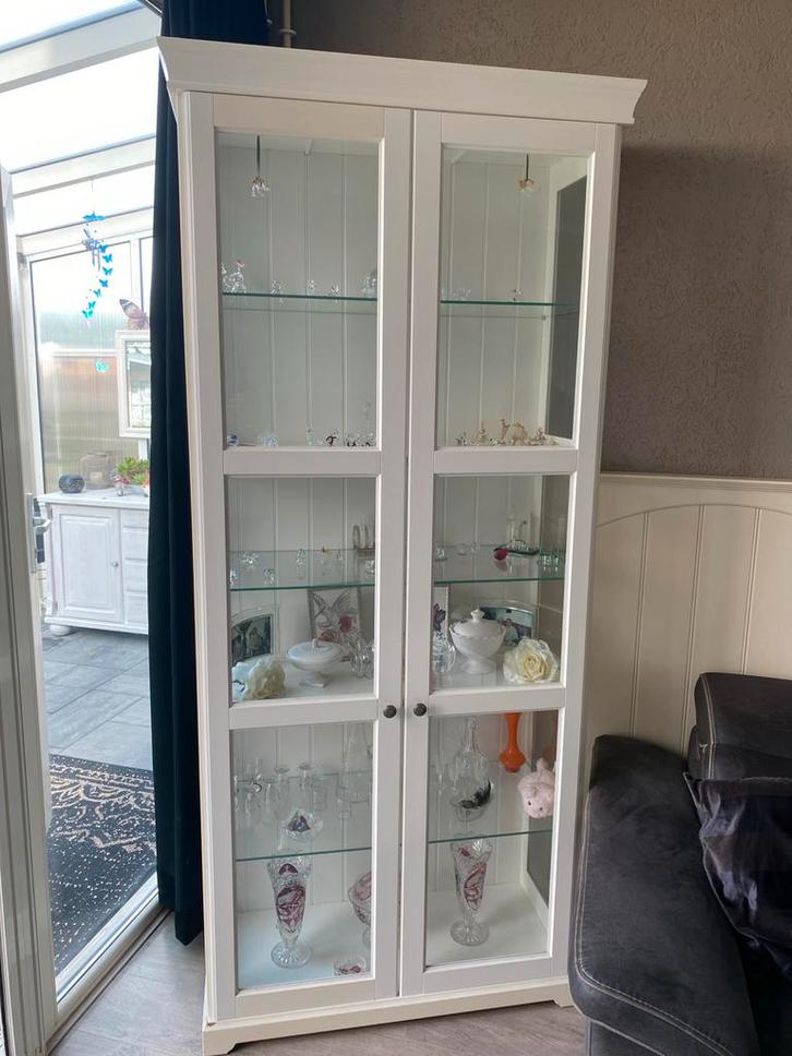 Witte vitrinekast met glazen deuren, Huis en Inrichting, Kasten | Vitrinekasten, Zo goed als nieuw, 150 tot 200 cm, 50 tot 100 cm