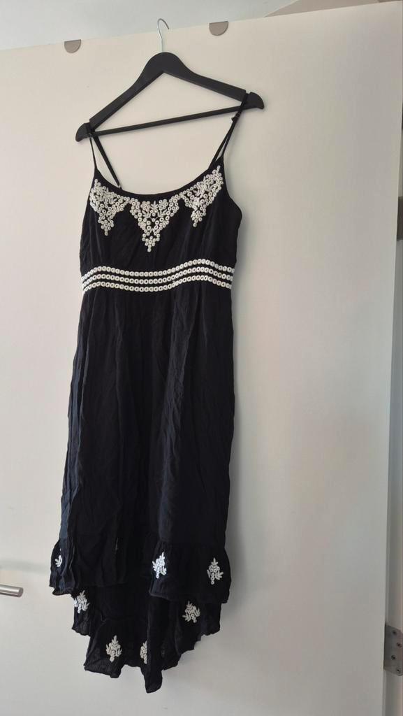 Zwarte jurk met borduursel - Maat M, Kleding | Dames, Jurken, Zo goed als nieuw, Maat 38/40 (M), Zwart, Boven de knie, Ophalen of Verzenden