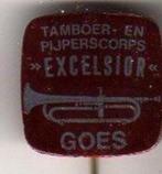 Speldje TAMBOER EN PIJPERSCORPS EXCELSIOR GOES (A3)  KIJK OO, Verzamelen, Speldjes, Pins en Buttons, Verzenden, Gebruikt, Overige onderwerpen