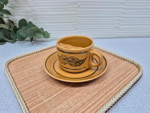 Kopje met snor beschermer. Vintage snor kop en schotel., Huis en Inrichting, Keuken | Servies, Ophalen of Verzenden