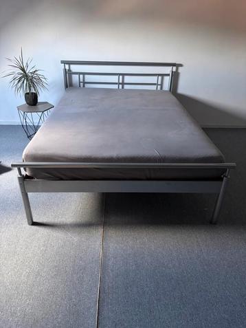 Tweepersoons bed met verstelbare lattenbodems beschikbaar voor biedingen