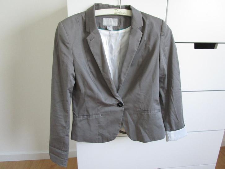 H&M - supertof grijs/taupe jasje maat 38, Kleding | Dames, Jasjes, Kostuums en Pakken, Zo goed als nieuw, Jasje, Maat 38/40 (M)