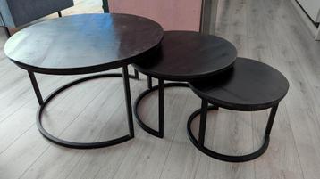 Set van drie zwarte salontafeltjes (mangohout) beschikbaar voor biedingen
