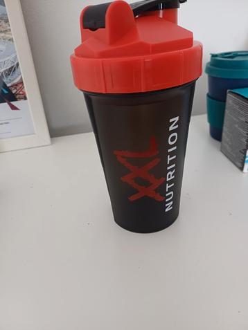 XXL Nutrition Shaker beschikbaar voor biedingen