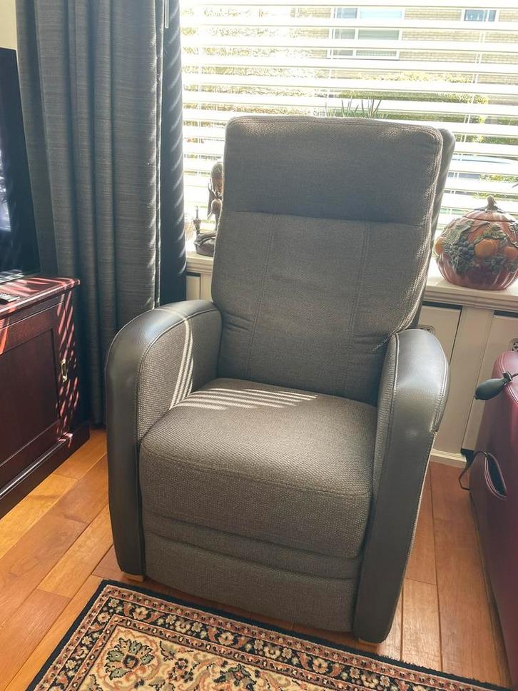 Fauteuil bruin/zwart, Huis en Inrichting, Fauteuils, Zo goed als nieuw, Minder dan 50 cm, Minder dan 75 cm, Ophalen