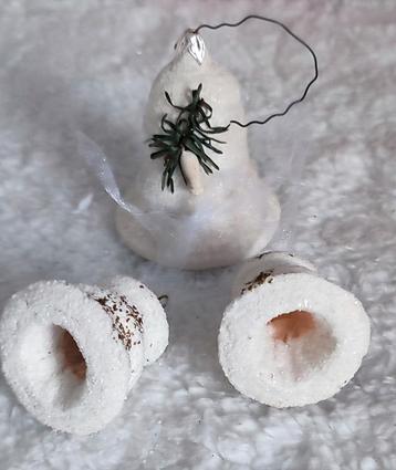 Drie gesuikerde kerstklokjes van watten beschikbaar voor biedingen
