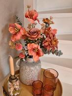 Grijze kruik vaas inclusief boeket zijde bloemen zachte tint, Huis en Inrichting, Ophalen of Verzenden, Zo goed als nieuw, Binnen