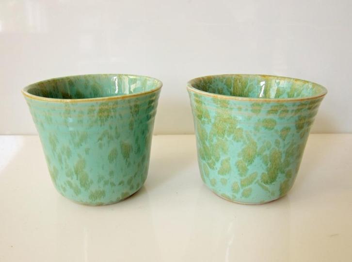 2 vintage bloempotjes in zeegroen met vlekjes, hoog 8,5 cm, Antiek en Kunst, Antiek | Keramiek en Aardewerk, Ophalen of Verzenden