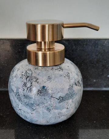 Zeepdispenser. Decoupage. Betonlook. Handmade beschikbaar voor biedingen