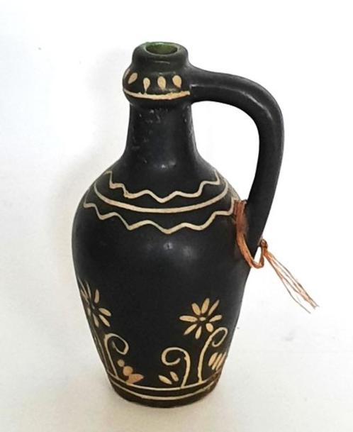 Leuk oud zwart Hongaars kruikje met ingekerfde bloemen (205), Antiek en Kunst, Antiek | Keramiek en Aardewerk, Ophalen