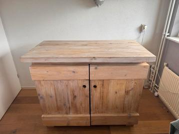 Commode met Plank beschikbaar voor biedingen