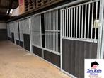 Groepshuisvesting, Tussenwand, Voorwand, Stalraam, Staldeur, Dieren en Toebehoren, Weidegang, 4 paarden of pony's of meer