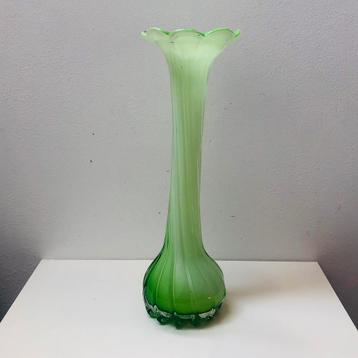 Groene glazen vaas in de vorm van een bloem, Murano beschikbaar voor biedingen