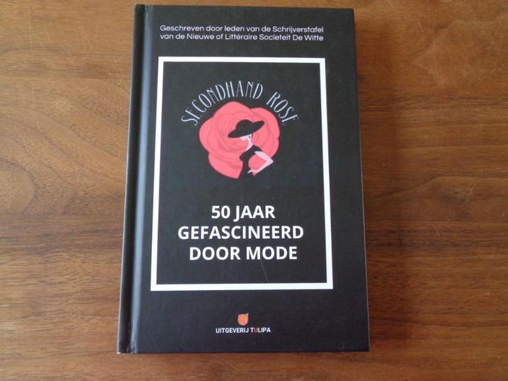 Secondhand Rose - Den Haag - 50 jr. gefascineerd door mode, Boeken, Mode, Nieuw, Mode algemeen, Ophalen of Verzenden