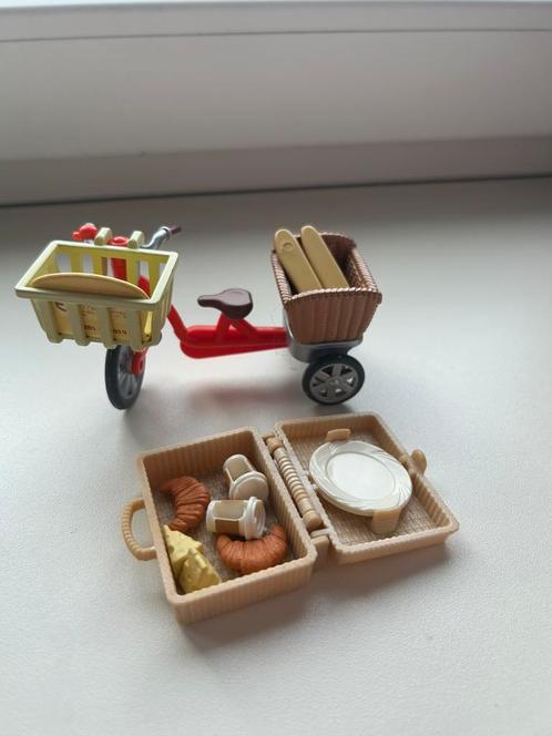 Sylvanian Families fiets met aanhanger + picknickset, Verzamelen, Poppenhuizen en Toebehoren, Gebruikt, Poppenhuis, Ophalen