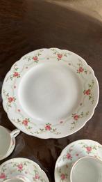 Echt oud porseleinen serviesje. Wit met roze roosjes., Ophalen