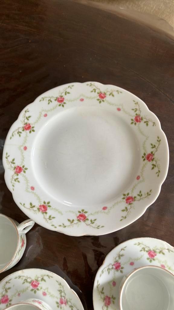 Echt oud porseleinen serviesje. Wit met roze roosjes., Antiek en Kunst, Antiek | Servies los, Ophalen