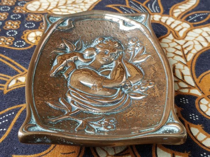 Antiek schaaltje uit Engeland met vrouw en putti 11,7 cm., Antiek en Kunst, Antiek | Koper en Brons, Koper, Ophalen of Verzenden