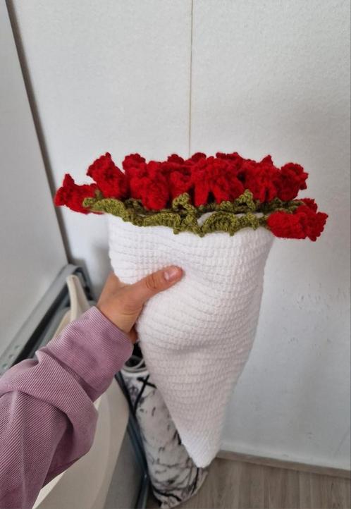 Gehaakte bloemen boeket met rode bloemen, Huis en Inrichting, Woonaccessoires | Plaids en Woondekens, Zo goed als nieuw, Ophalen of Verzenden