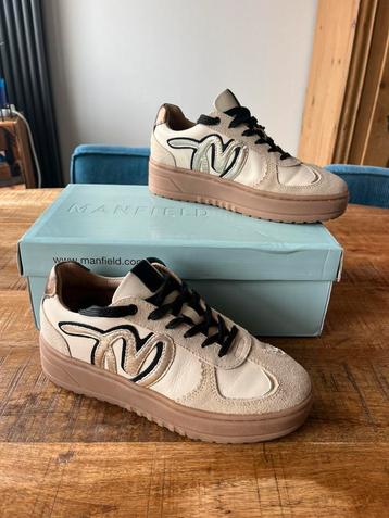 Manfield beige leren sneaker met gouden details beschikbaar voor biedingen