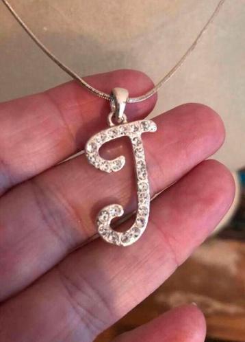 Leuke zilverkleur ketting met letter hanger strass J beschikbaar voor biedingen