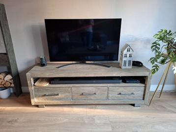 Mooie robuuste tv-kast in perfecte staat! beschikbaar voor biedingen