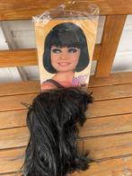 Pruik zwart kort met pony | carnaval verkleden, Ophalen of Verzenden, Zo goed als nieuw