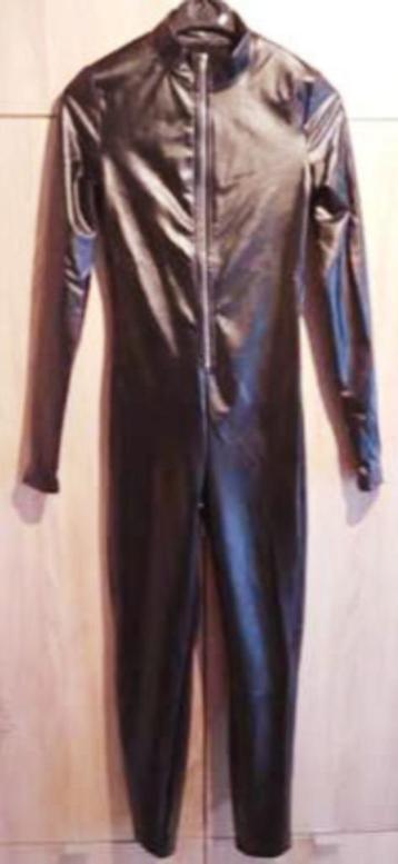 Imitatieleren jumpsuit gecombineerd met imitatieleren sokken beschikbaar voor biedingen