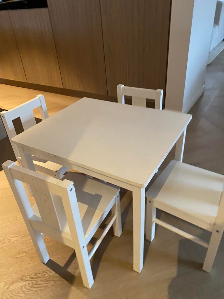 tafeltje met  4 stoeltjes ikea, Kinderen en Baby's, Kinderkamer | Tafels en Stoelen, Ophalen, Gebruikt, Tafel(s) en Stoel(en)