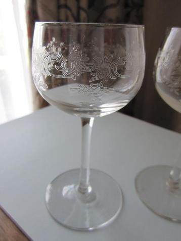 Twee mooie antieke kristal likeurglazen - pantographed fries beschikbaar voor biedingen