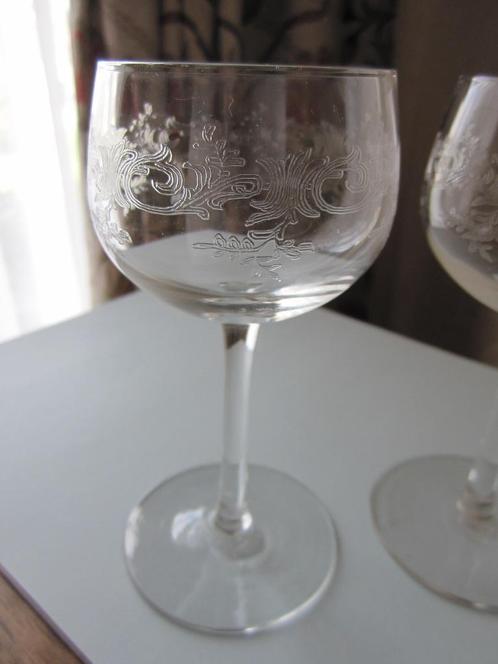 Twee mooie antieke kristal likeurglazen - pantographed fries, Antiek en Kunst, Antiek | Glas en Kristal, Verzenden