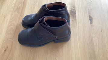 Bruine hoge leren schoenen beschikbaar voor biedingen
