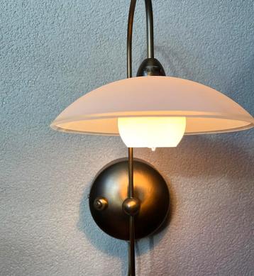 Klassieke bronzen wandlamp van Steinhauer met matwitte kap beschikbaar voor biedingen